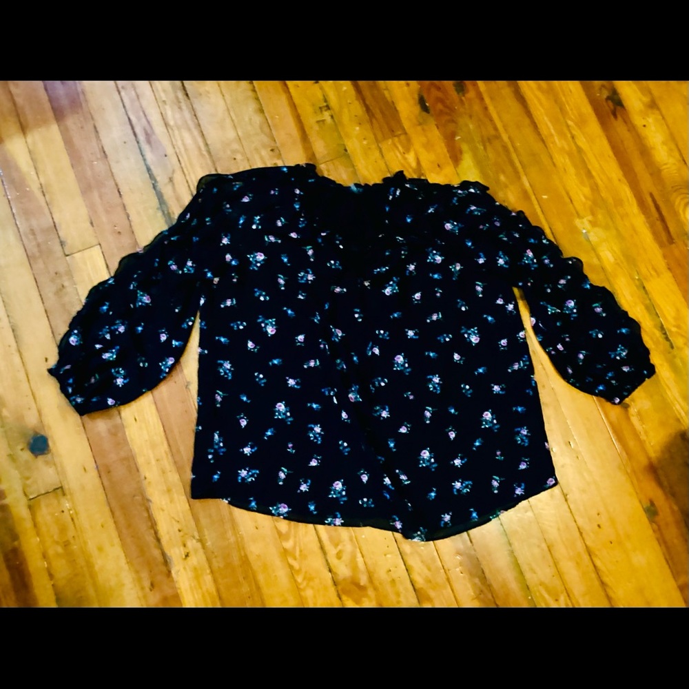 Cold shoulder peasant neck shirt used once beautiful and no issues at all